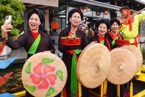 Về Bắc Ninh mặc áo tứ thân, hát Quan họ dịp đầu xuân