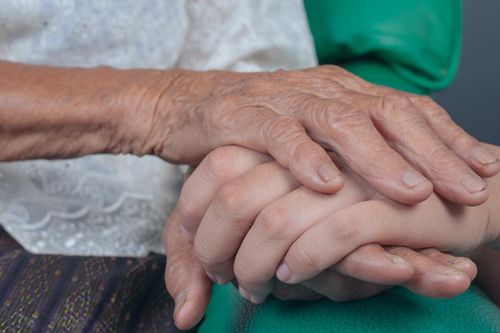Em út gửi 30 triệu làm mừng thọ mẹ, về nhà lại phát hiện sự thật ngỡ ngàng