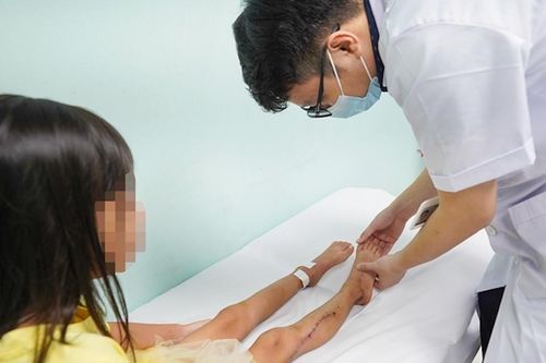 Bé gái 8 tuổi ở Hà Nội mắc ung thư ác tính từ sưng mắt cá chân