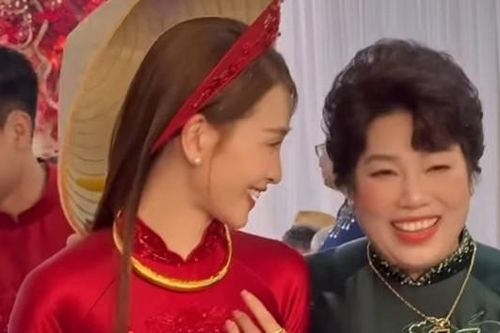 MC Huyền Trang VTV đeo vàng kín tay, đon đả bên mẹ chồng ở lễ ăn hỏi với Đức Huy
