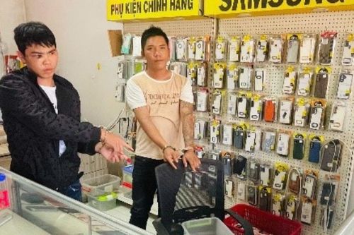 Hai kẻ nghiện ma túy phá hỏng camera, đột nhập cửa hàng trộm 17 điện thoại