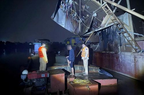 Tuần tra, chặn bắt 2 phương tiện khai thác cát trái phép trên sông Cầu