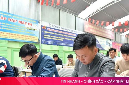Gần 1.000 lao động tham gia tuyển dụng vào VinFast Hà Tĩnh