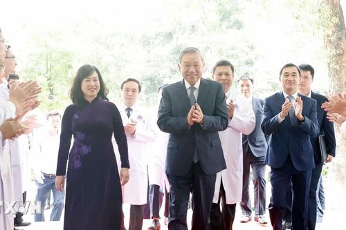Tổng Bí thư thăm, chúc mừng cán bộ, bác sỹ, nhân viên y tế Bệnh viện Hữu nghị