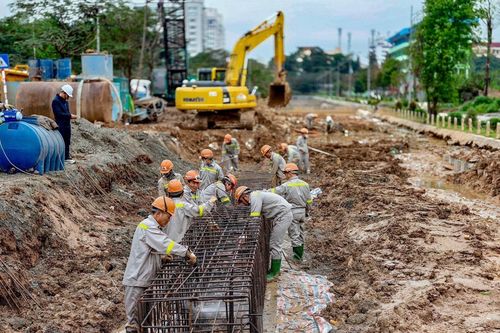 Rộn ràng khí thế lao động trên các công trường những ngày đầu Xuân