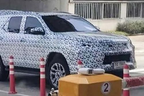 Toyota Fortuner thế hệ mới lộ ảnh chạy thử