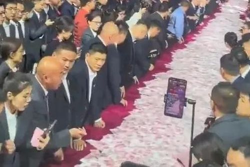 Sếp rải tiền thưởng kín bàn, nhân viên lấy bao nhiêu tùy thích
