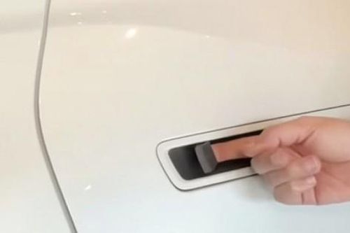 Toyota trang bị thêm nút mở cửa cơ trên xe Highlander mới