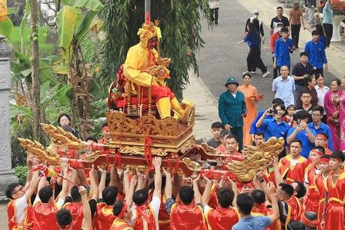 Độc đáo nghi lễ rước 'vua, chúa sống' tại lễ hội Đền Sái