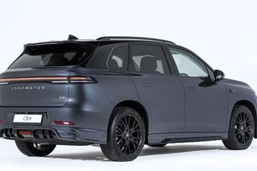SUV công suất 299 mã lực, ngoại hình hầm hố, giá gần 1 tỷ đồng