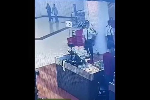 Đi siêu thị mua đồ, nữ điều dưỡng lao tới cứu người bảo vệ ngừng tim