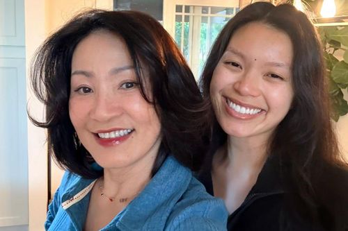 Con gái Hồng Đào ở xa bất ngờ về thăm mẹ