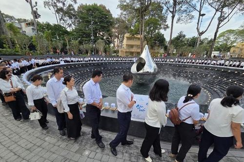 Công viên số 1 Lý Thái Tổ: Tưởng niệm nạn nhân COVID và tri ân thầy thuốc, nhân viên y tế