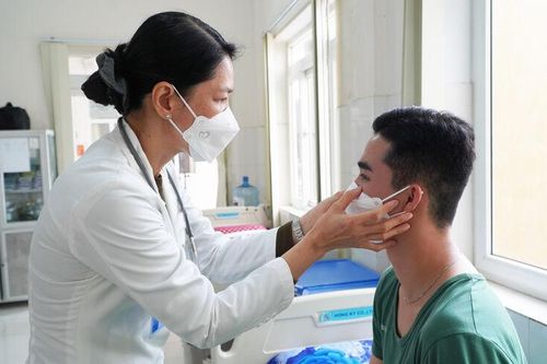 Người lính khoác áo blouse