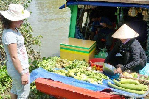 Ghe hàng xuôi ngược