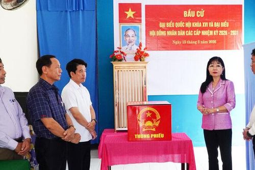 Phó Bí thư Tỉnh ủy Trần Thị Thanh Hương kiểm tra công tác bầu cử và công tác tuyển quân ở 3 xã