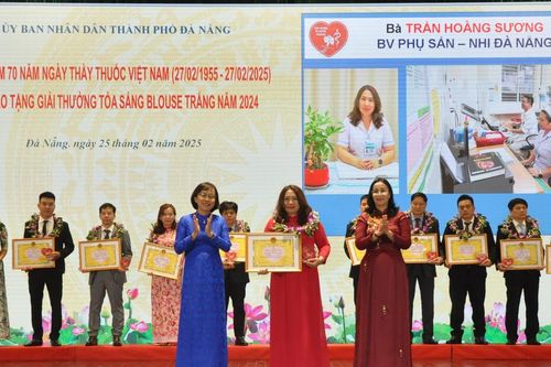 Giải thưởng 'Tỏa sáng Blouse trắng' vinh danh những người thầy thuốc hết lòng vì bệnh nhân