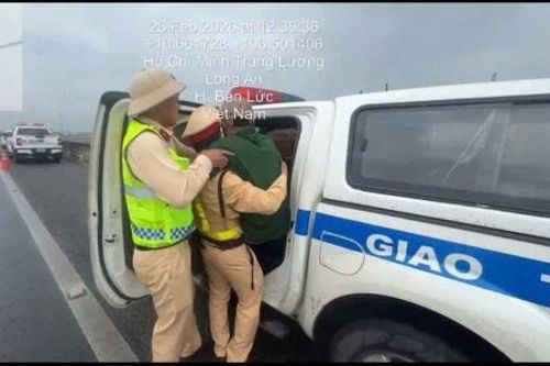 Cảnh sát giao thông kịp thời cứu tài xế nghi đột quỵ trên cao tốc