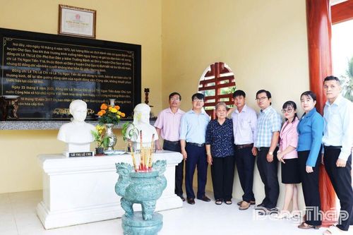 Bia tưởng niệm hai nữ Anh hùng Lực lượng vũ trang, liệt sĩ ngành Y tế - Địa chỉ đỏ giáo dục lòng yêu nước