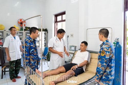 Kỷ niệm 71 năm Ngày Thầy thuốc Việt Nam (27-2-1955 - 27-2-2026): Chiến sĩ áo trắng nơi đảo xa