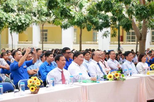 Tuyên dương học sinh xuất sắc, trao học bổng và trồng cây hưởng ứng Tháng Thanh niên