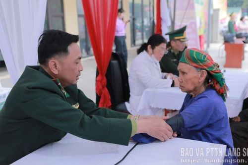 Thầy thuốc quân hàm xanh
