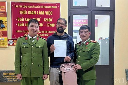 Công an xã Tả Van hỗ trợ du khách Pháp tìm lại tài sản qua tín hiệu định vị GPS
