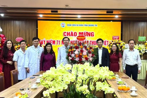 Đồng chí Trưởng ban Tuyên giáo và Dân vận Tỉnh ủy thăm, chúc mừng Bệnh viện đa khoa tỉnh Quảng Trị