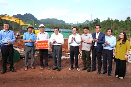 Đồng chí Chủ tịch UBND tỉnh kiểm tra, làm việc tại xã Thượng Trạch