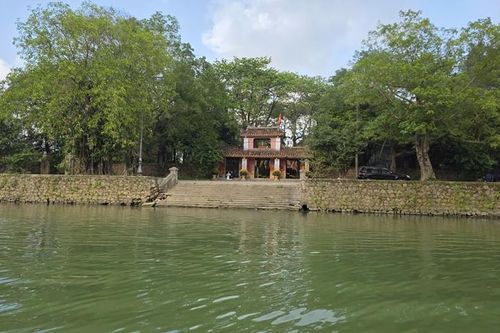 Du xuân trên dòng Hương