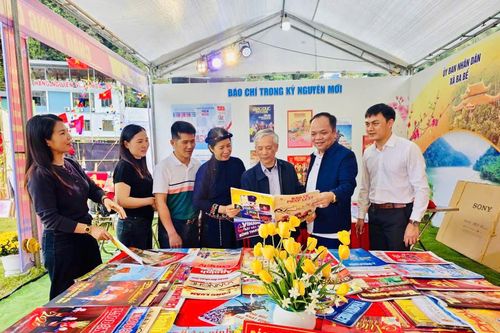 Thái Nguyên: Kết nối báo chí với mạch nguồn văn hóa truyền thống tại Lễ hội Lồng Tồng Ba Bể