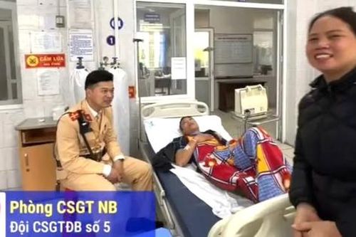 CSGT Ninh Bình dùng xe tuần tra đưa bệnh nhân đột quỵ đi cấp cứu kịp thời
