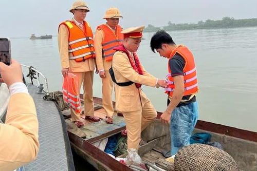 CSGT trao áo phao cho dân chài mưu sinh trên sông Hồng