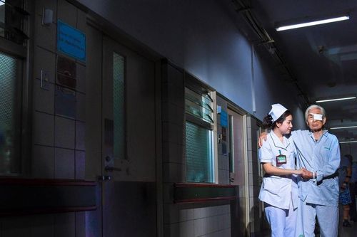 Điều dưỡng Bạch Mai - 'trái tim' của hệ thống chăm sóc tận tụy nơi tuyến cuối