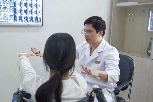 Phép màu y học giữa đời thường: Bác sĩ 'hồi sinh' đôi chân cho bé gái liệt hoàn toàn
