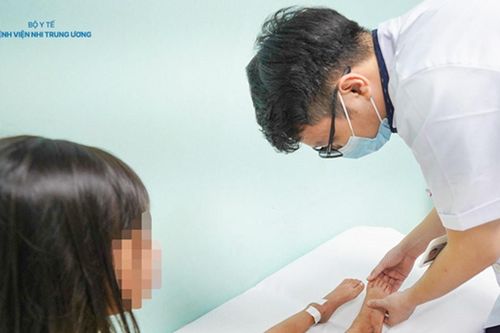 Tưởng sưng mắt cá do ngã, bé gái 8 tuổi suýt mất chân vì ung thư