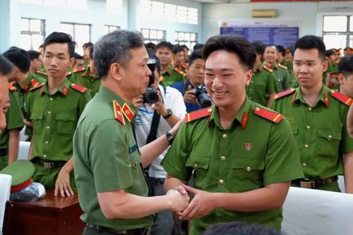 Công an TP Hồ Chí Minh trao quyết định xuất ngũ cho 1.032 hạ sĩ quan, chiến sĩ nghĩa vụ