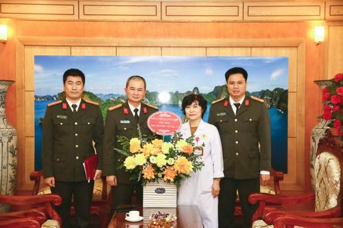 Báo Công an nhân dân chúc mừng Cục Y tế và Bệnh viện Y học cổ truyền - Bộ Công an