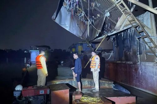 Bắt giữ hai tàu khai thác cát trái phép trên sông Cầu