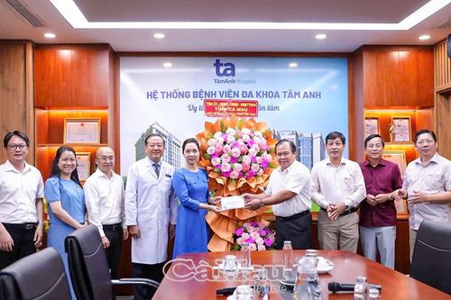 Lãnh đạo tỉnh Cà Mau thăm, chúc mừng các đơn vị y tế tại Thành phố Hồ Chí Minh