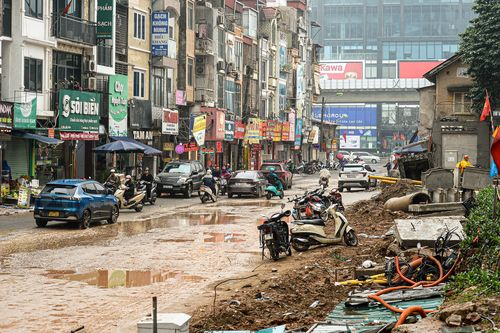 Dự án đường 400 tỷ ở Hà Nội ngổn ngang sau Tết, dân lội bùn, bắc ván vào nhà