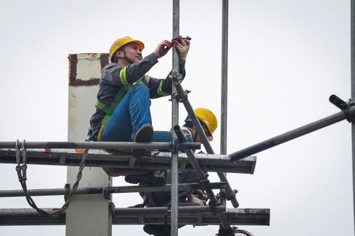 Công nhân muốn nghỉ hết rằm tháng Giêng, doanh nghiệp đưa xe lên tận bản đón thợ