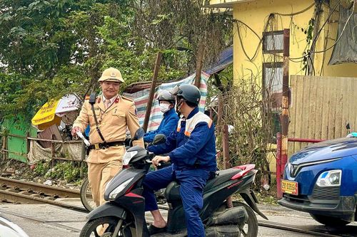 CSGT Hà Nội xử lý loạt tài xế cố tình vượt rào chắn khi đi qua đường sắt