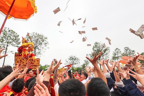 Độc đáo nghi lễ rước 'vua, chúa sống' tại lễ hội Đền Sái