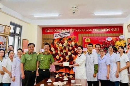 Những chiến sĩ Công an khoác blouse trắng