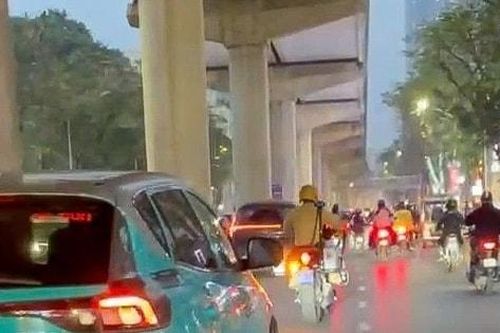 Hà Nội: Cảnh sát dẫn đường, hỗ trợ đưa cháu nhỏ đi cấp cứu