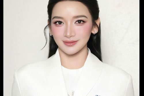 Á hậu quê Gia Lai gây chú ý khi cả gia đình đều là bác sĩ