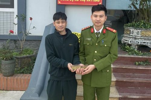 Đang đi trên đường, nam thanh niên bất ngờ nhặt được gần 30 viên đạn