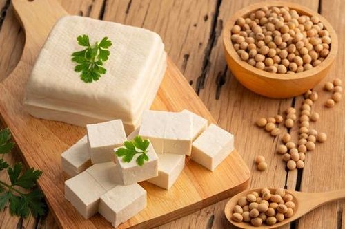Phụ nữ tiền mãn kinh nên ưu tiên ăn gì để cân bằng nội tiết?