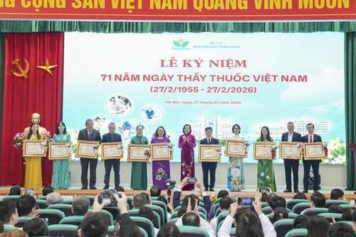 Phó Chủ tịch Quốc hội Nguyễn Thị Thanh chúc mừng ngày truyền thống ngành Y tại Bệnh viện Nhi Trung ương, BVĐK Đức Giang
